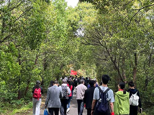 【登山望湖 走進春天】上海創力集團開展2024年山野徒步活動(圖4)