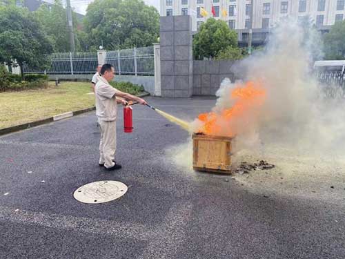 “人人講安全、個(gè)個(gè)會(huì)應(yīng)急”——上海創(chuàng)力集團(tuán)開展“安全月”消防演習(xí)活動(dòng)(圖3)