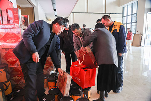  共度美好新春！上海創力集團為全體員工發放年貨大禮包(圖1)
